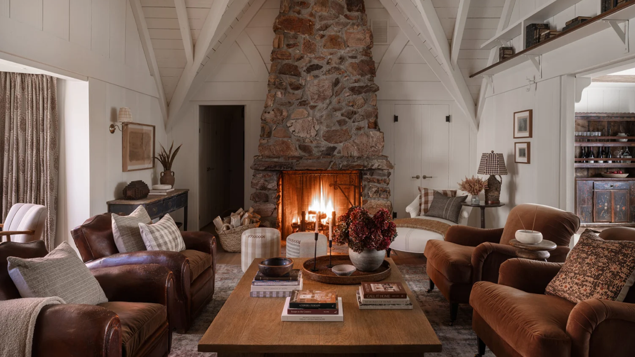 Read more about the article Glow & Bloom: The Art of Home Decor