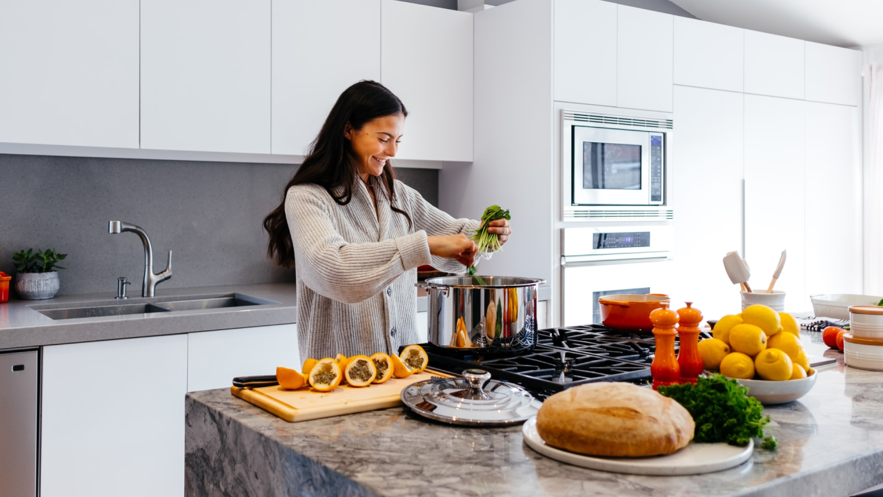 Read more about the article How to Set Up Your First Kitchen: A Beginner’s Guide